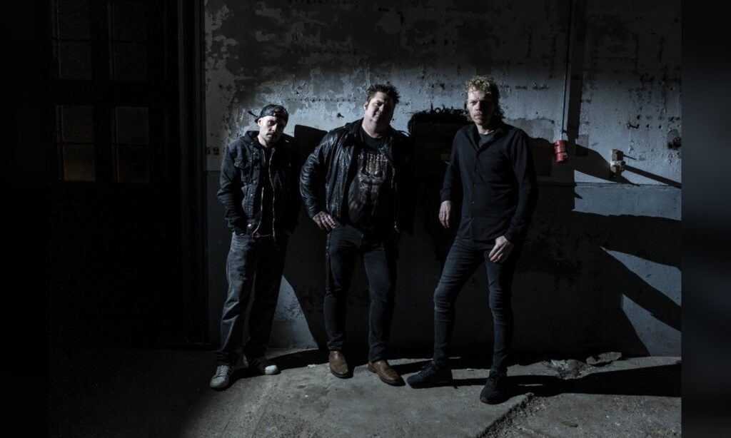 3A7 cantan a un amor que entra como el fuego en «Thief in the Night»