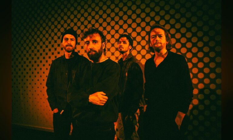King Hay sube al desván el espíritu de los sesenta con «Kiss»