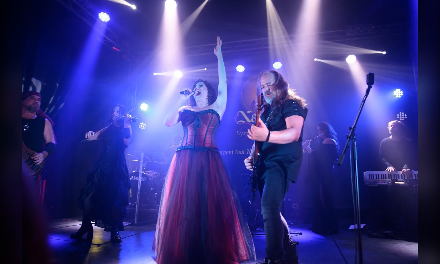 La voz lírica y las guitarras de Najash Symphonic Metal sobre el escenario